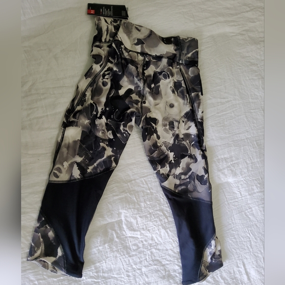 UnderArmour Compression Capris Size Medium - Picture 3 of 3
